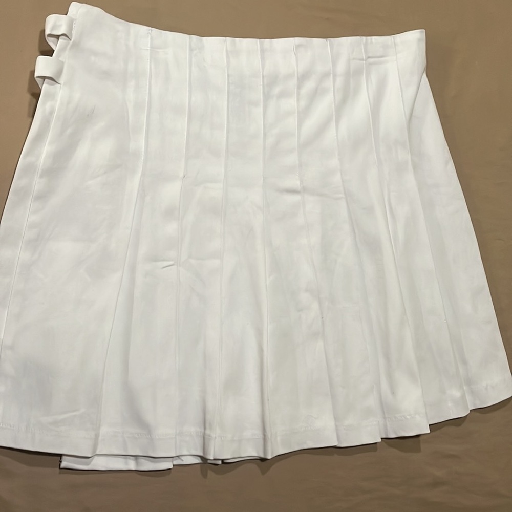 Pleated white mini skirt with no shorts underneath. - Picture 2 of 8